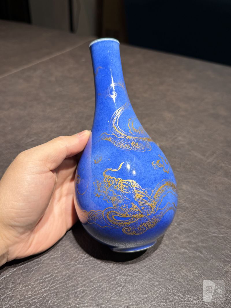 清康熙 洒蓝釉描金香草龙胆瓶 - 图3